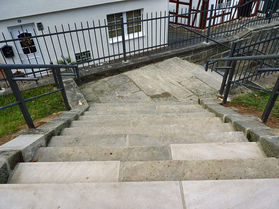 Fertigstellung der Treppe und der Pflasterarbeiten (Foto: Karl-Franz Thiede)